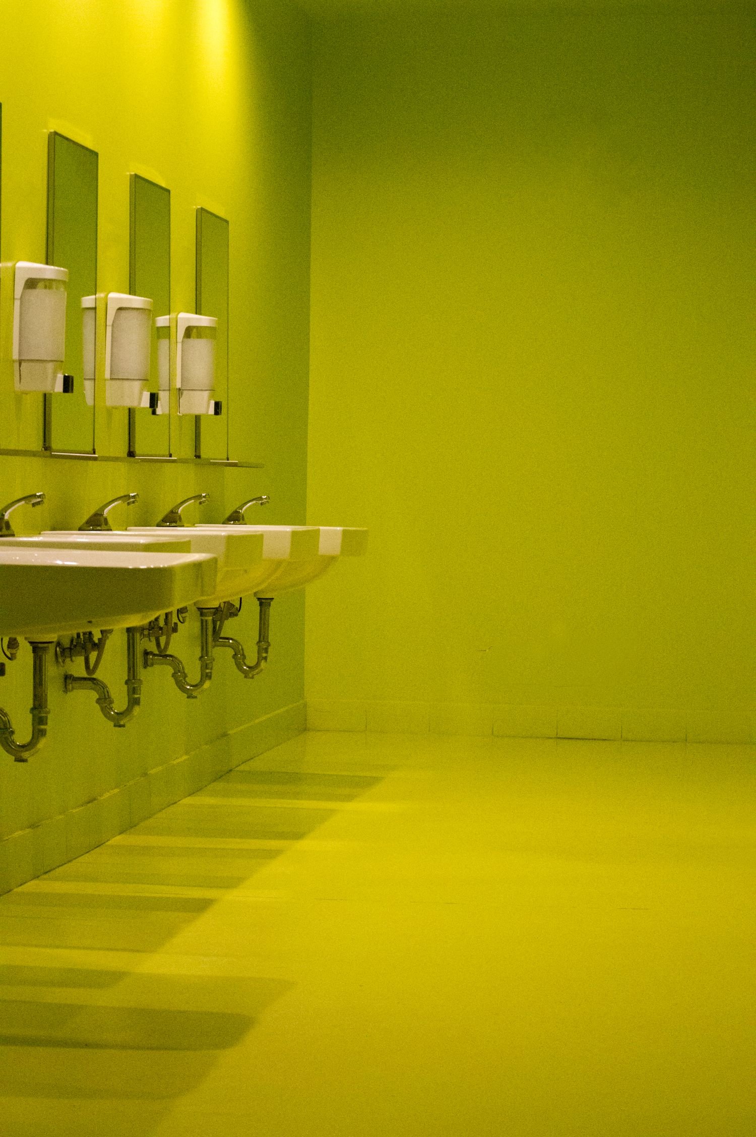 Sanitaires équipés de miroirs inox anti-vandalisme dans un établissement scolaire