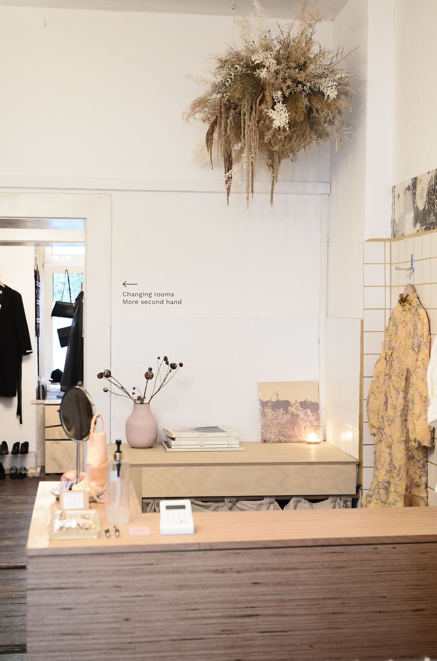 Enseigne et signalétique en inox miroir gravé pour une boutique