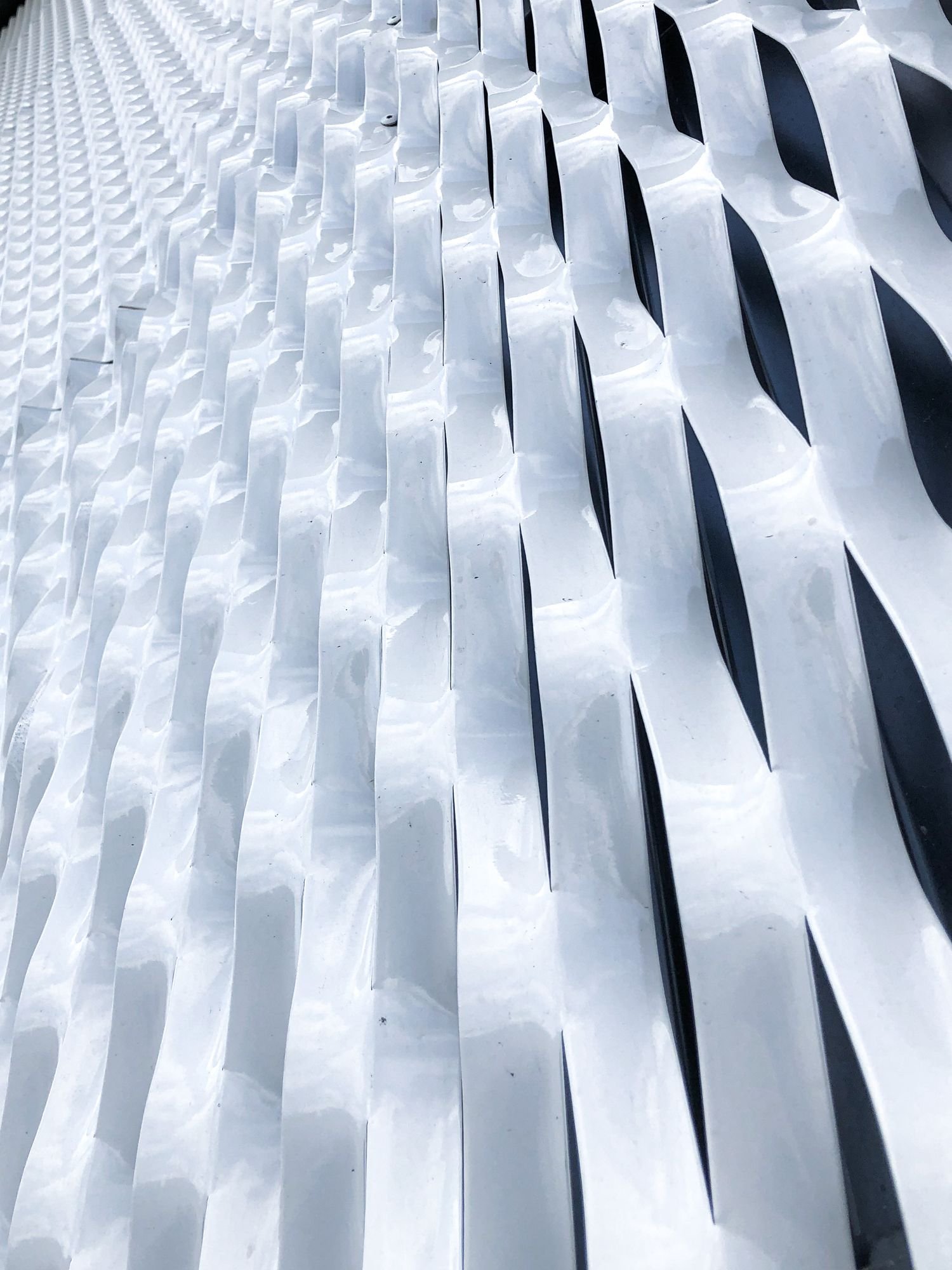 Habillage de façade commerciale en panneaux inox miroir